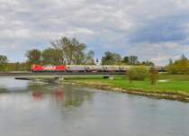 185 399 mit einem Stahlzug am 10.04.2014 auf der Isarbrücke bei Plattling.