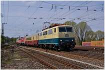 Am 7. April 2014 machte sich die frisch in ozeanblau/beige lackierte 111 001-4 mit einem  Rheingold -Clubwagen, 218 217, 110 292-0 und 113 311-5 auf den Weg vom DB Museum Koblenz-Lützel nach Nürnberg.
Der Zug wurde hier kutz vor Fürth fotografiert.