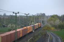 Ein Containerzug  am km 27.0 Nähe Böhla Bahnhof. 10.04.2014 11:50 Uhr.