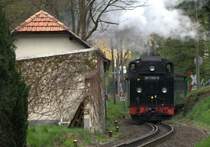 ein kalter , nasser Frühlingstag im Lößnitzgrund. 99 1798-9 passiert die S-Kurve
an der Meierei-Bilzpension.(Übernachtungsmöglichkeit !) 10.04.2014 12:17 Uhr.