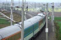 Mit gischtsprühendem Stromabnehmer passiert die Lok km 5.2 der Verbindungskurve Böhla-Nünchritz, der Starkregen hat eben aufgehört. 10.04.2014 11:34 Uhr bei Böhla.