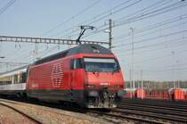 Re 460 086-2 durchfährt den Bahnhof Muttenz. Die Aufnahme stammt vom 31.03.2014.