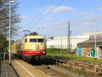 103 222-6 DB kommt durch Kohlscheid mit einem Messzug aus Lehrte nach Köln-West über Aachen und fährt die Kohlscheider-Rampe hoch nach Aachen-West bei schönem Frühlingswetter am 9.4.2014.