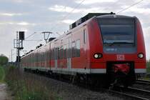 An der Fürther Hecke kommt der 425 597-2 mit dem 425 533 als RE 8 nach Koblenz vorüber gefahren. Nächster Halt ist Grevenbroich. 10.4.2014