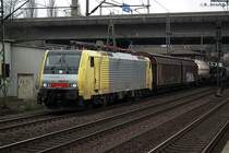 dispolok 189 975 ist mit einen gemischten güterzug am 25.03.14 durch hh-harburg gefahren