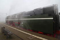 18 201 am Morgen des 29.03.2014 auf Gleis 4 im Bahnhof Lutherstadt Wittenberg. Wenig später wird sie mit einem Zug der Sonderzugveranstaltungen Chemnitz (SVC) nach Meiningen aufbrechen, um Güterzugdampflok 52 8079, nach erfolgter Hauptuntersuchung, aus dem Dampflokwerk abzuholen.