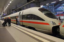 Dreimal  A  gesehen beim ICE 1715, dem Tz  Oberursel/Taunas  am 06.04.1014 in Berlin Hhf.
A wie Abfahrt
A wie Abschied
A wie Absprache unter dem Servicepersonal 