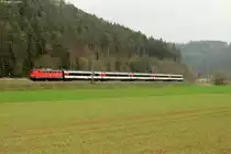 115 198-4 mit dem IC 186 bei Neckarhausen. Aufgenommen am 05.04.2014.