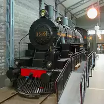 Dampflok der VR-Baureihe Tr2, No.1319 im Finnischen Eisenbahnmuseum in Hyvinkää, 14.4.13

Gebaut im Februar 1947 von der American Locomotive Company (Alco) in Schenectady, NY, als No. 75214
Jeweils 10 Loks dieser Baureihe wurden von Alco und Baldwin für die UdSSR gebaut, aber nie geliefert, und dann von der VR gekauft. Sie waren bis 1969 in Betrieb. Dies ist das einzig erhaltene Exemplar.

Gewicht         166,2 t
Länge           22,0 m
Zugkraft        17780 kp
Geschwindigkeit 65 km/h