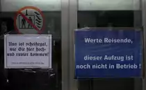Sicher ist es nützlich, darauf hinzuweisen, dass der Aufzug noch nicht in Betrieb ist, man kann aber auch den Ärger verstehen, dass  dies nun schon seit 4 Monaten so ist.  Radebeul Kötzschenbroda 13.04.2014  12:36 Uhr.