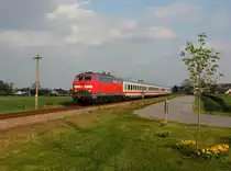 Die 218 401 mit dem IC Rottalerland am 12.04.2014 unterwegs bei Bayerbach.
