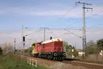 107 018-4 passiert am 11.04.2014 mit 363 685-9 den Abzweig Zeithain