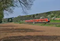 426 512 mit Schwesterfahrzeug und eine Garnitur 425er mit RB 19319 nach Ulm HBF.Aufgenommen bei Ebersbach an der Fils am 12.4.2014