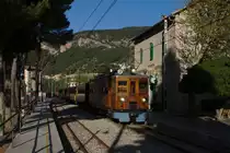 Der Abendzug von Sóller nach Palma, aufgenommen in Bunyola. (05.04.2014)