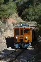 Zwischen Sóller und Bunyola befindet sich die aufwändig trassierte Bergstrecke der Bahnlinie, die unter anderem durch 13 Tunnel führt. Dieses Bild zeigt einen Zug in Richtung Palma beim Verlassen eines der Tunnel. (06.04.2014)