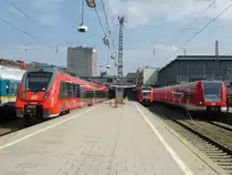 3 verschiedene Baureihen auf einem Bild:
Links steht 2442 214, in der Mitte 612 109 nach Kempten, rechts 423 059-5.

München Hbf, 12.04.14