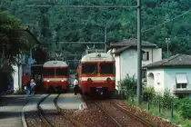 FART/SSIF: Sehr seltene Begegnungen in Intragna. Die beiden Be 4/8 41 und 42 anlässlich einer Zugskreuzung im August 1989. Eher speziell ist die Anschrift DOMODOSSOLA. Normalerweise wurden die  FART-MANDARINLI  nur zwischen Locarno und Camedo im Regionalverkehr eingesetzt.
Foto: Walter Ruetsch