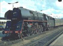 Als es noch  dampfte  in Saalfeld.01 513-0 vor einem Schnellzug 1981 in Saalfeld (Archiv P.Walter)