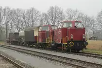 263 (MaK 20023, Baujahr: 1954, Typ DH240B) und DL33 (MaK 220030, Baujahr: 1955, Typ DH240C) der Steinhuder Meerbahn und heute Eigentüm der Grafschafter Modell- und Eisenbahn-Club e.V. Nordhorn auf Gewerbegebiet Nordhorn Süd am 14-3-2014.