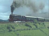 Der Orientexpress fährt 1981 von Saalfeld  mit Zuglok 
95 0027-3 in Richtung Arnstadt.1981 (Archiv P.Walter)