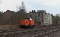 Ein schönes Wortspiel....bietet die Kley´s Bau Lok 14 V 100 - 293 902 - auf dem Weg in Richtung Hof.
Die Lok ist aber eine Besonderheit, sie war nämlich nie eine Reichsbahnerin.
1981 wurde sie von LEW an die OKD nach Märisch Ostrau in der Tschechoslowakei geliefert.
1992 kam sie nach Deutschland zurück.
Bahnstrecke 5100 Bamberg - Hof am 17.03.2014