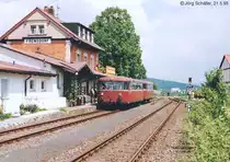 Der Schienenbus stand am 21.5.95 in Frensdorf auf Gleis 1, das nach Ebrach führte. Gleis 2 daneben führte nach Schlüsselfeld und das Abstellgleis 3 war bereits abgebaut worden.