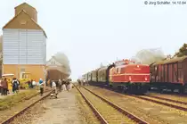 Die V80 002 erreichte am 14.10.94 einen noch recht gut gefüllten Bahnhof Frensdorf. Vor dem großen Lagerhaus standen beladene Güterwagen und auf Gleis 3 ein Leerwagenzug. 