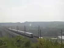 101 *** zieht einen IC von Mannheim nach Stuttgart und muss bald von 200 km/h runterbremsen, da sie bald Zuffenhausen passiert. Beim sichtbaren Seuerwagen handelt es sich um einen Bpmbdzf.  Aufgenommen bei Oberriexingen. (April 2014)