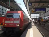 101 057 hat mit ihrem IC 186 ihr Ziel, Stuttgart Hbf, erreicht und wird in Kürze abgestellt werden. (April 2014)