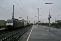 ES 64 F4-083 mit einem KLV-Zug gen Norden am Nachmittag des verregneten 28.02.14 in M�llheim (Baden). Das Wetter lies eine bessere Belichtung leider nicht zu.