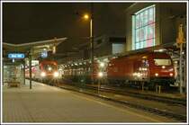 Am Bahnsteig 2b steht am 28.11.2006 der R 4173 nach Spielfeld-Stra� bereit. Am Nebengleis wartet 2016 010 und ein Triebwagen der Reihe 5022 (Desiro) auf ihren n�chsten Einsatz.