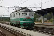 Solo fährt 122036 am 13.9.2009 durch den Bahnhof Zabori nad Labem in Richtung
Pardubitz.