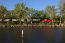 Der erste Zug am frühen Morgen, der das Tanklager der OMV in Richtung Wien Lobau Hafen verlässt. (11.04.2014)
