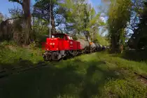 Die Bahn im  Urwald Wiens 
Die Züge zum Tanklager Lobau der OMV werden zwischen Wien Lobau Hafen und dem Tanklager ausschließlich mit Loks der Reihe 2070 bespannt. Ausserdem ist die kurze Strecke stark verwachsen, sodass es wenig Fotopunkte gibt. Aufgrund der schönen Aulandschaft ist sie aber um so reizvoller.
2070er mit ihrem morgendlichen Tankzug ins Lager der OMV. Das Gleis am rechten Bildrand gehört zur Anschlussbahn der Firma Shell. (11.04.2014)