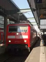 120 122 hat ihren IC von Stuttgart nach Frankfurt bereitgestellt und hat noch etwas Zeit bis zur Abfahrt. (April 2014)