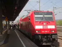 146 208 legt mit ihrem IRE Karlsruhe-Stuttgart einen kurzen Halt in Vaihingen(Enz) ein. (April 2014)