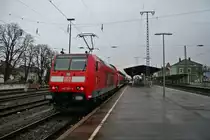 146 109-4 mit einer RB von Neuenburg (Baden) nach Offenburg am verregneten 28.02.14 beim Halt in M�llheim (Baden).