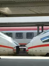 Kupplung zwischen zwei ICEs, dahinter ein Wagen des EC nach Verona P.N.

München Hbf, 12.04.14.