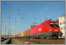 1116 053 bei der Durchfahrt des Grazer Hauptbahnhofes mit einem Containerzug Richtung S�den am 23.11.2006.