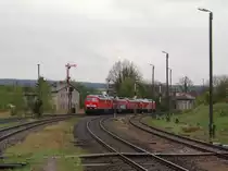 Am 14.04.14 holte die MEG 318 (232 690) wieder einen Lokzug von Saalfeld nach Chemnitz. Es waren dabei 232 694-0, 232 229-5 und 232 146-1 hier die Einfahrt in Triptis. Foto vom Bahnsteigende!