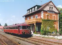Sechs Jahre später standen 996 773 und 796 724 in Frensdorf auf Gleis 1 abfahrbereit nach Ebrach. (Blick nach Westen am 21.5.95)