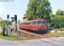 Im östlichen Frensdorfer Bahnhofsbereich lag der Bahnübergang der Staatsstraße nach Herrnsdorf. (Blick nach Osten auf 996 773 am 21.5.95).