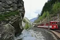 Abschiedsfahrt des letzten MGB ABDeh 8/8; die Talfahrt: Der Triebwagen 2042 mit zwischen St. Niklaus und Kalpetran, 12.04.2014. 

