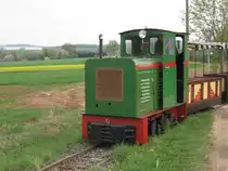 Grüne Ns2f der Niederwürschnitzer Ziegeleibahn/Feldbahn am 13.4.2014 kurz vor dem passieren des Bü am Haltepunkt.