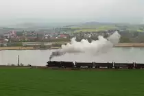 Vor der Kulisse von Breitungen ist 50 0072-4 am 12.04.2014 mit DGz 91723 unterwegs