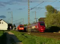 Seltene Begegnung auf der Kbs 485.
Der Thalys 4322 begegnet hier am Bü Dahler Weg in Wickrath dem IC 2223 am Abend des 14.4.2014. Grund für dieses seltene Schauspiel ist die Sperrung der Kbs 480 wegen Brückenbauarbeiten in Düren. Die Strecke ist diese Woche noch gesperrt. Da lohnt ein Ausflug ins Rheinland.