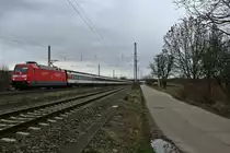 101 066-9 mit dem EC 6 von Z�rich HB nach Hamburg-Altona am Nachmittag des 28.02.14 in M�llheim (Baden).