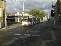 Der Nahverkehr kommt langsam auf Tour. Ein GTW6N (hier Wagen 912) nimmt seinen Dienst auf der Linie 3 auf. Da er hier vom Betriebshof kommt, �berquert er die Haltestelle Neumarkt geradewegs.