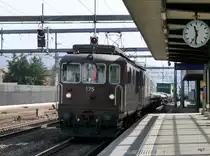 BLS - Re 4/4 175 + Re 4/4 vor Güterzug bei der durchfahrt im Bahnhof Rothrist am 30.03.2014