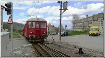 ABDeh 2/4 24 und Bt31 queren die Thalerstrasse. Rechts ist noch das alte Depot der RHB erkennbar. (14.04.2014)